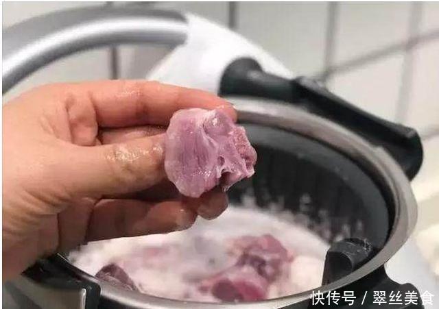 血水|排骨不要再焯水了，只需这一招，里面的血水脏东西自动跑出来