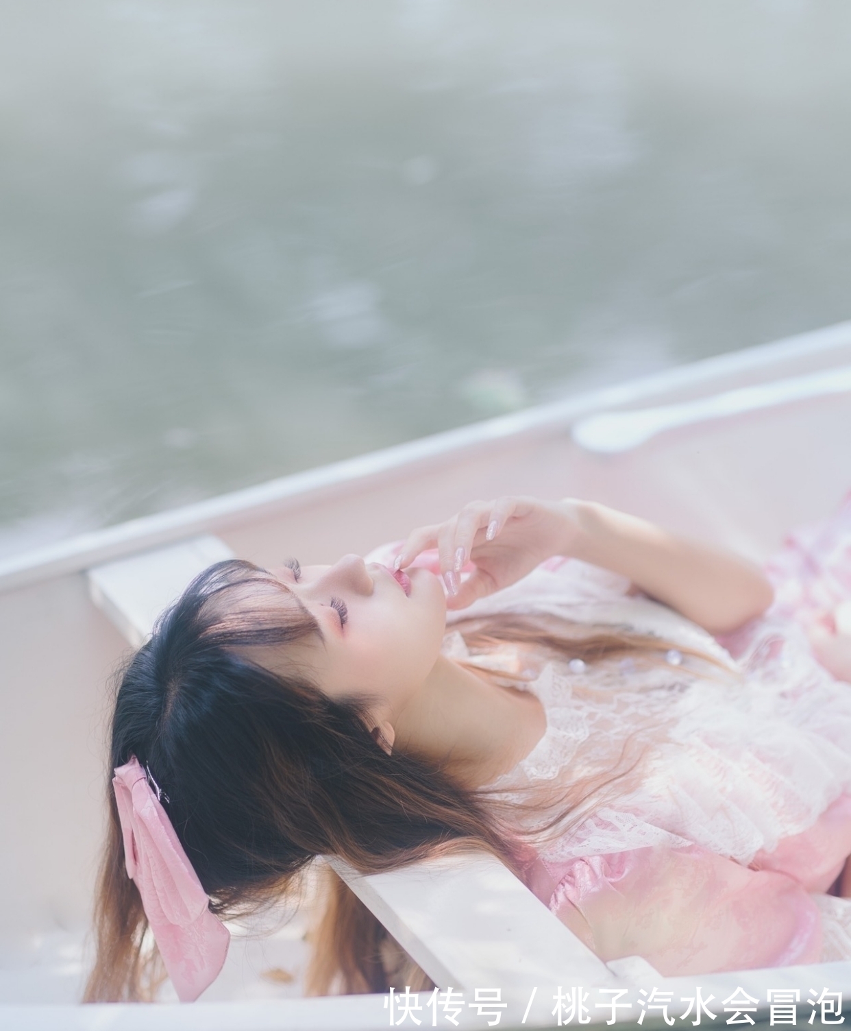 高天云#青山何处是,秋色已成空。凭窗期盼天涯客,谁晓红尘魂梦中