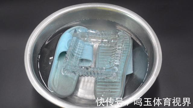 不管拖鞋多脏多黑,简单的泡一泡,拖鞋立马干净如新