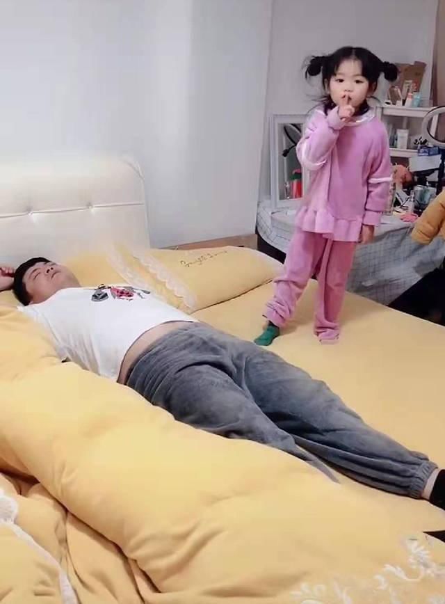 小棉袄|妈妈让爸爸哄女儿睡觉,爸爸却率先睡着,女儿“嘘声”动作萌翻了