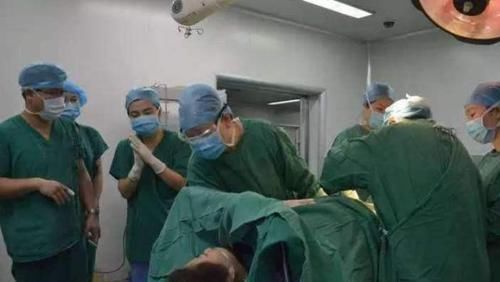 实习|“我真不怕痛！”顺产妈妈的“产后感”：在产房，尊严碎了一地