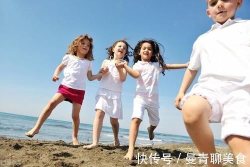 书包|怎样判断孩子是否早恋?书包有这4种东西,可能是早恋了