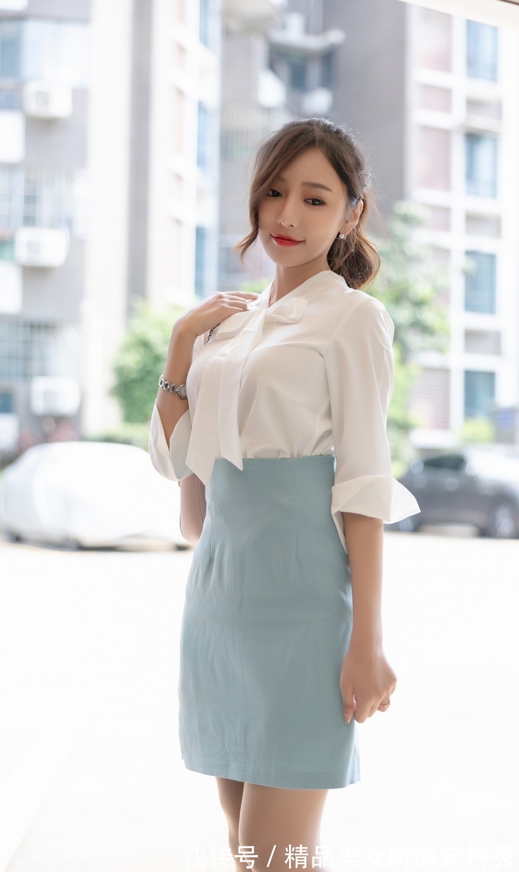 浅蓝色 知性又优雅的白色衬衫,下搭一条浅蓝色的高腰包臀裙,性感又迷人