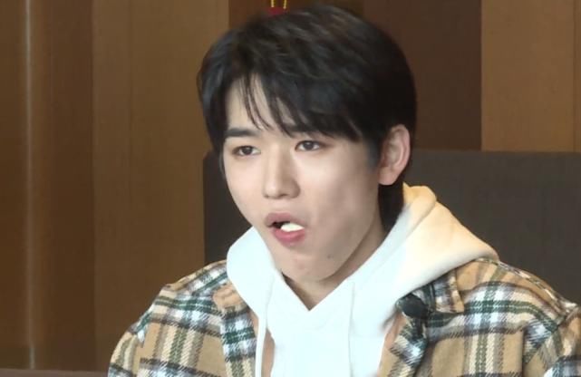 宋亚轩和吴彤吃饭，镜头放大十倍后，牙齿的颜色让女粉丝不知所措