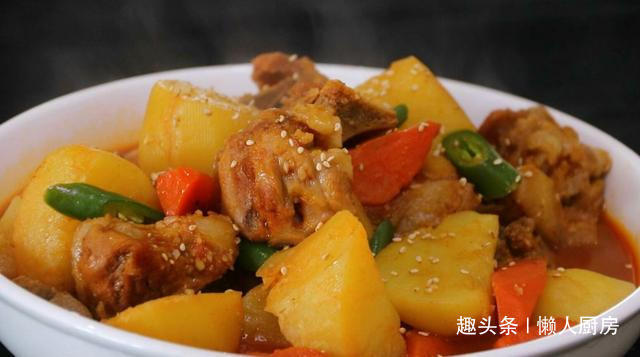想吃肉了，做了一道土豆炖排骨，配上韩式辣酱，太下饭了