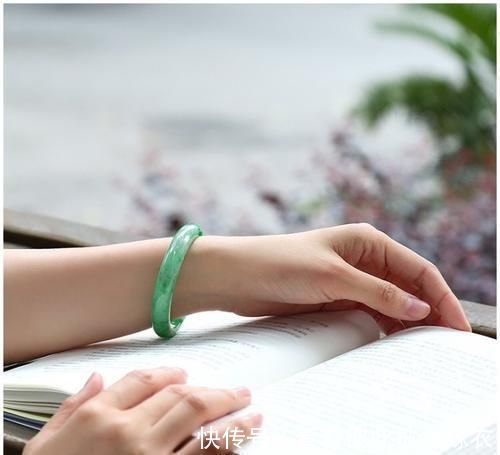 美商|女儿结婚,却被亲妈抢了风头,网友这丈母娘是什么神仙颜值