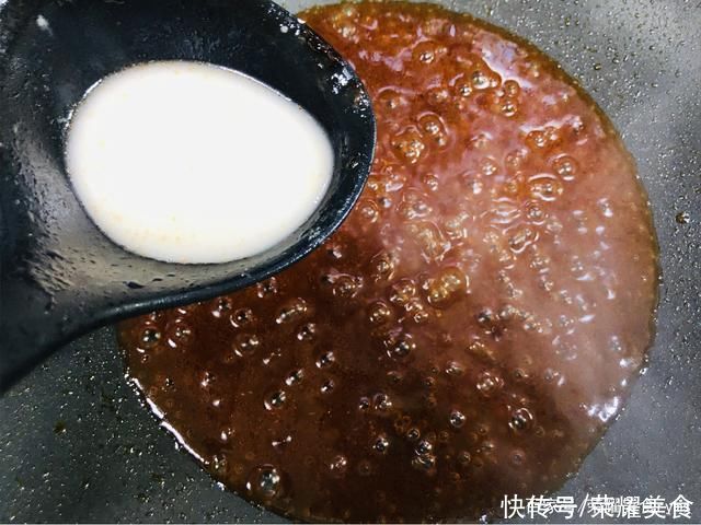 菠萝咕噜肉，甜酸酱汁是整道菜的“关键”所在，记住口诀不再失败