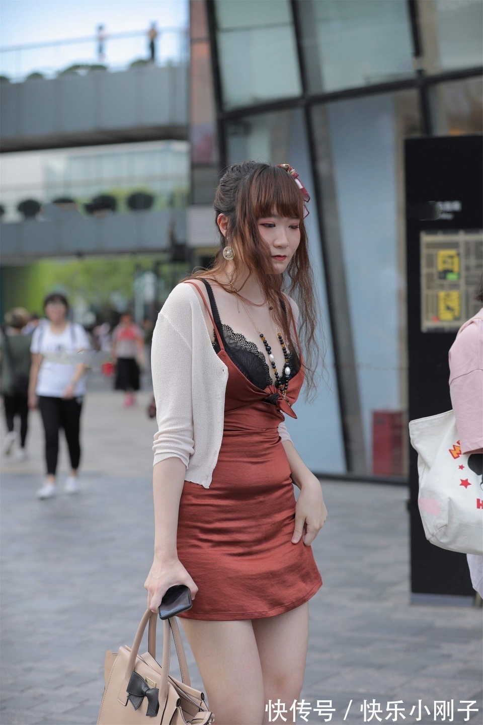 高跟鞋|闺蜜两人的穿搭很时尚，特别是红色裙子尤为亮眼