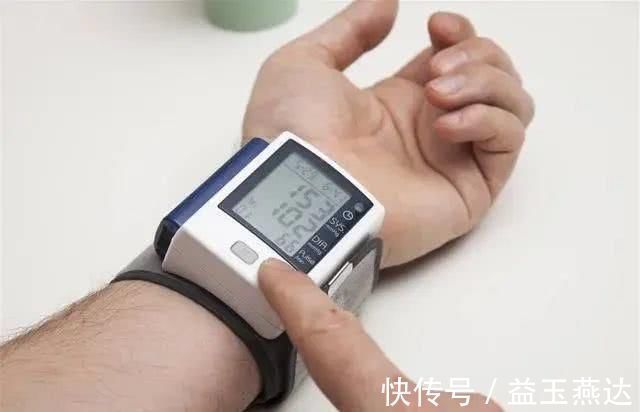 患者|高血压患者,除了少吃盐,2事也要少做,若能忍住,血压慢慢平稳