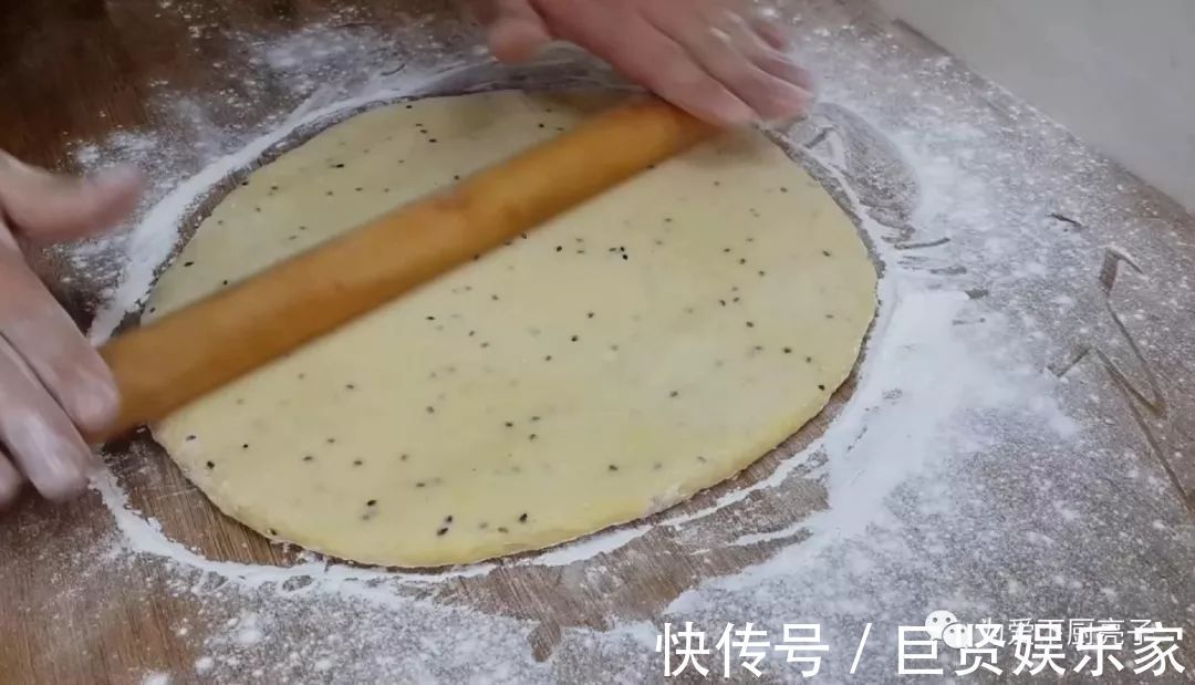 1斤面粉,4个鸡蛋,锅里炒一炒,教你做创意小零食,比麻花都好吃