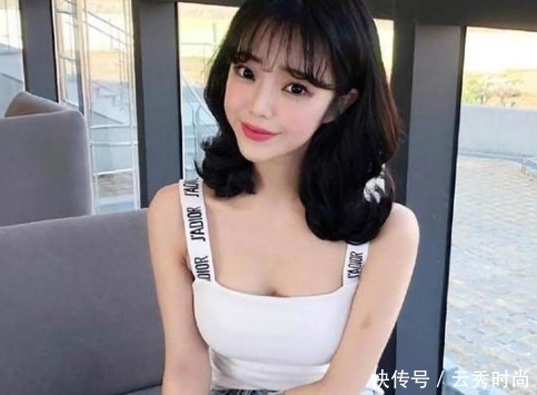  魅力十足|魅力十足的牛仔裤小姐姐突显腿部迷人轮廓，尽显美轮美奂的气质！