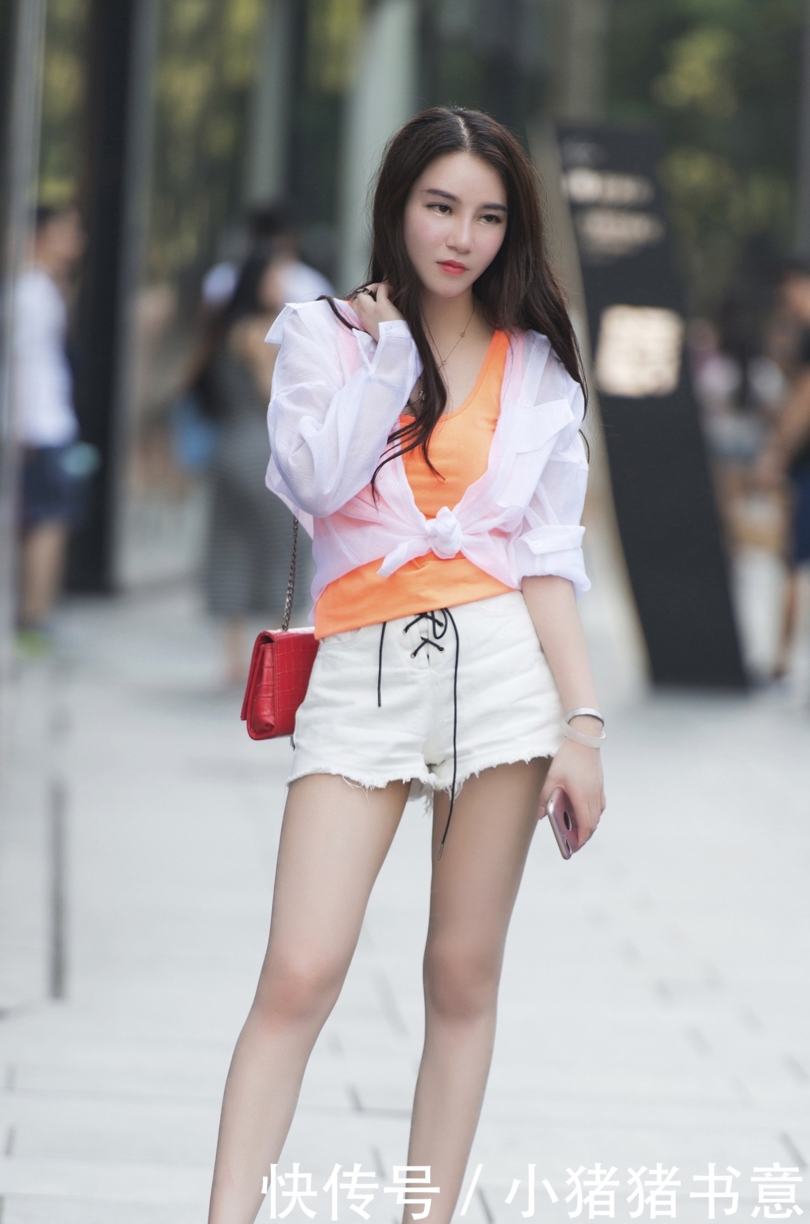 初春时节，美女选择短裤搭配高跟凉鞋，轻轻松松就打造一双大长腿