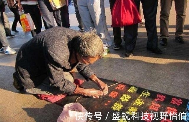 收购!乞丐苦练10年粉笔字,字体被收购,如今成书法家,身价上千万