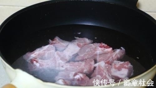 为啥排骨焯水后又腥又臭？看到大厨操才明白，原来用错“水”了