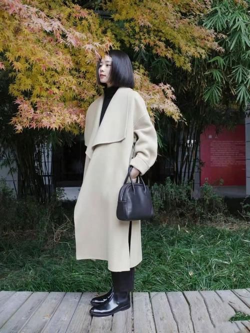 今年流行一种“大气风”穿法，保暖洋气显高级，成熟女性的最爱