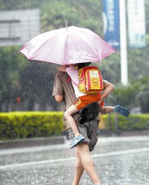 冒雨|妈妈冒雨接孩子放学，当镜头转向孩子时，网友哽咽：为母则刚。