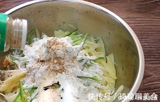 家人|香辣补钙的早餐饼，营养好吃，家人隔三差五就喊馋，一盘瞬间吃光