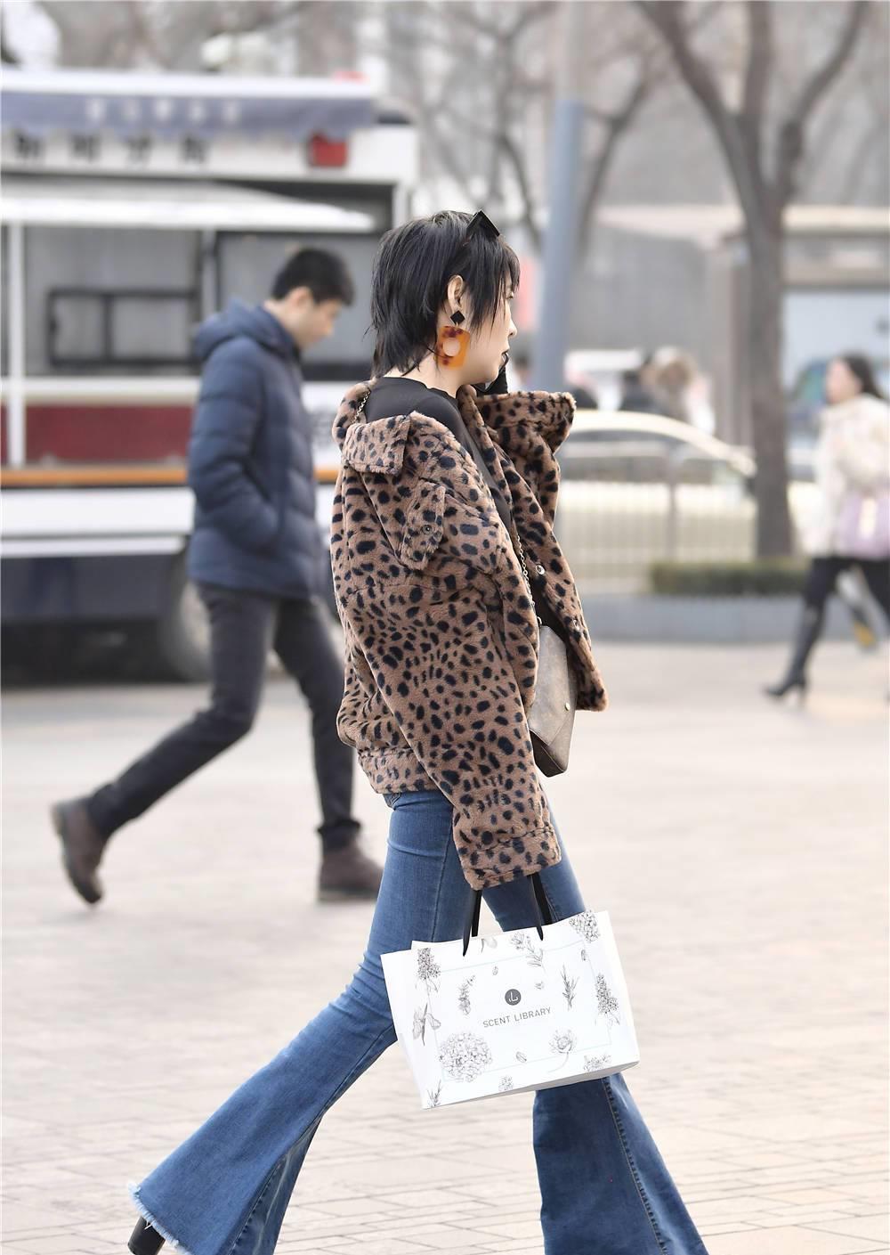 身材 毛边裤脚喇叭牛仔裤, 搭配粗跟厚底鞋, 豹纹短款外套, 有点野性