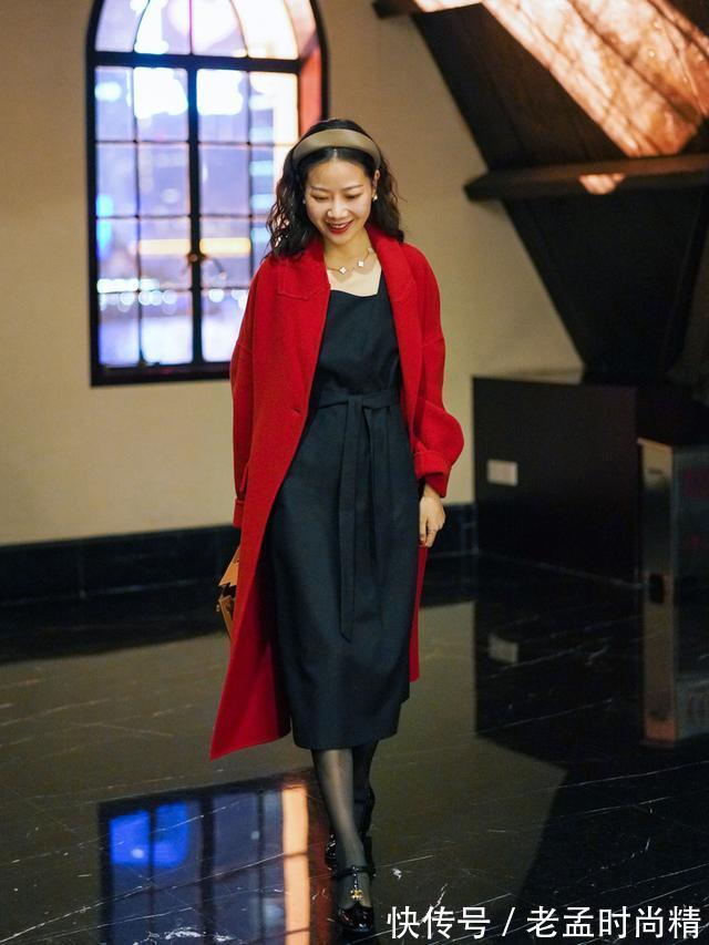 冬天|冬天穿“长大衣+连衣裙”,优雅高级,这才是中年女人该有的打扮