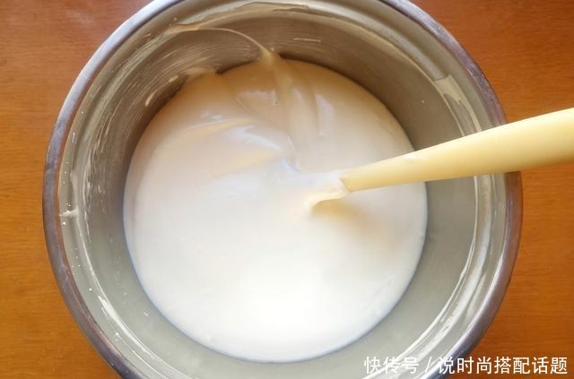 一款不用抹面的奶油蛋糕,非常适合新手学做,颜值和味道不输买的