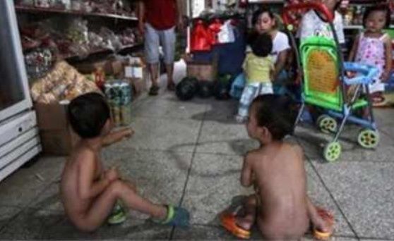 双胞胎7年没穿“衣服”，邻居看不下去而报警，妈妈孩子不能穿