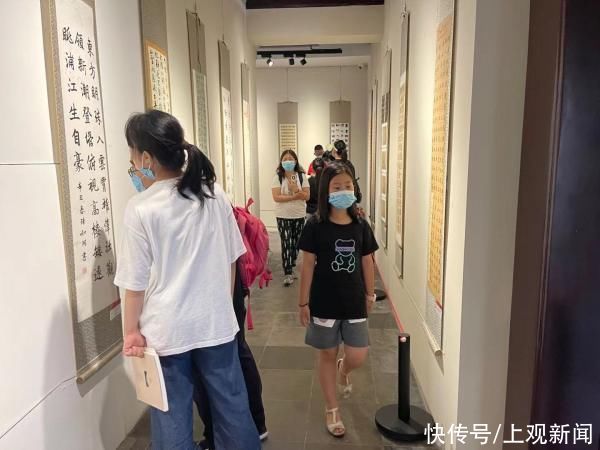 书法|3岁幼童被请到现场“考试”，首届胡问遂杯上海学生书法大展成果喜人