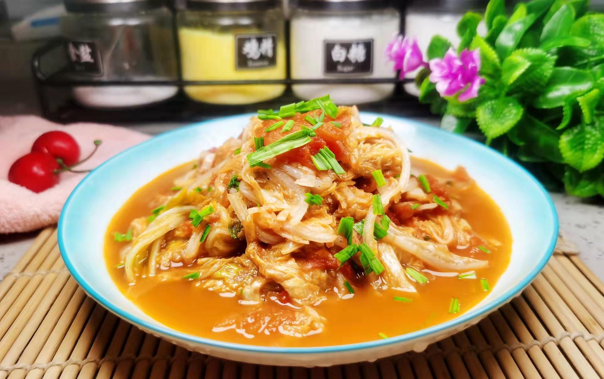 立冬后，西红柿和白菜结合，酸甜可口，省时又营养，不会吃可惜了