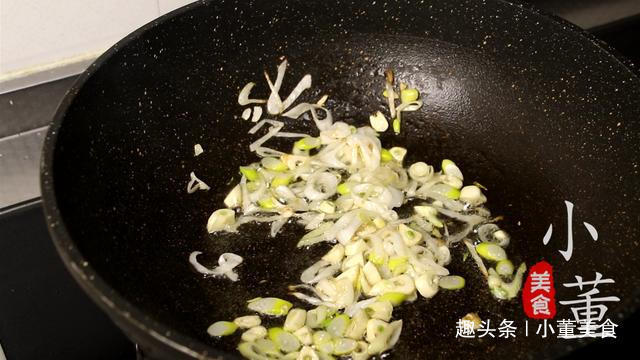 一道家常千张炒菠菜,清淡少油,步骤简单,特地道的农家菜