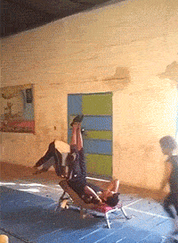 |搞笑GIF:这样的妹子 一看就不是省油的灯