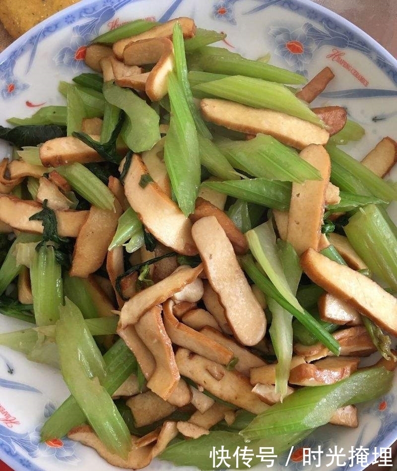 冬天芹菜加它一起炒，比肉还香，营养健康，成本只要几块钱