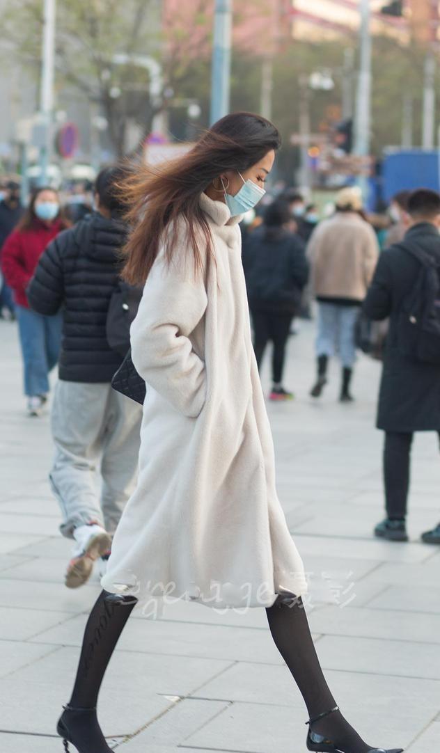 泳衣|路人街拍，泳装穿上之后特别的显瘦，凸显成熟女人味