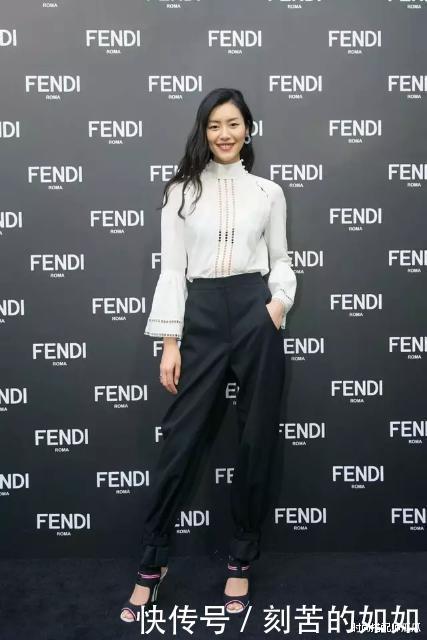 最近火了一种裤子,叫“烟管裤”,显瘦时髦还很百搭,谁穿谁好看