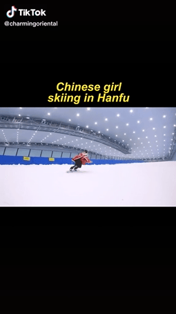 冰雪运动 厉害了!穿汉服滑雪的小姐姐火到海外!