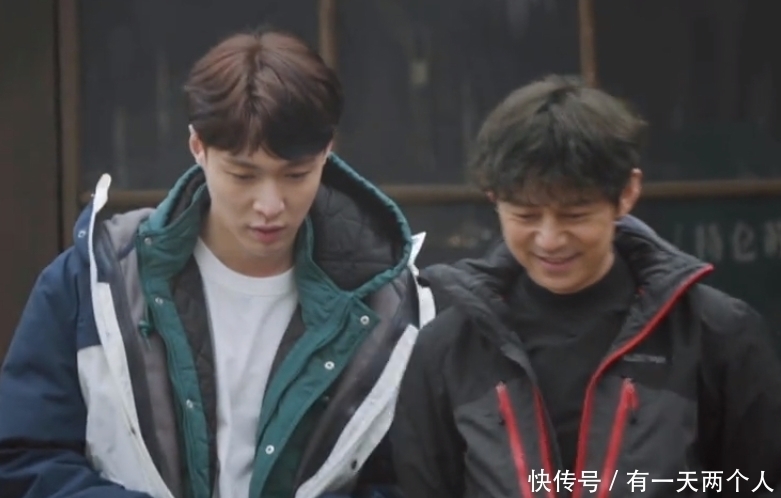 何炅老师 蘑菇屋捧场王!张艺兴烤香蕉,何炅第一个吃,烫嘴烫到说不出话