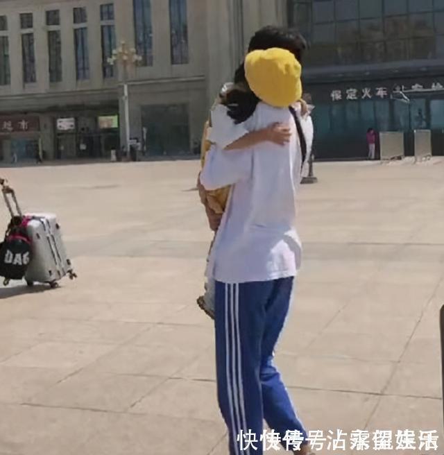 大宝|相差20岁的兄妹逛超市,妹妹不停买,哥哥蹲地诉苦:留点老婆本