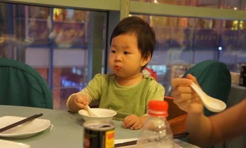 塑料袋|吃1次等于吃8个塑料袋!9岁男童积食不长个,只因这3种晚餐