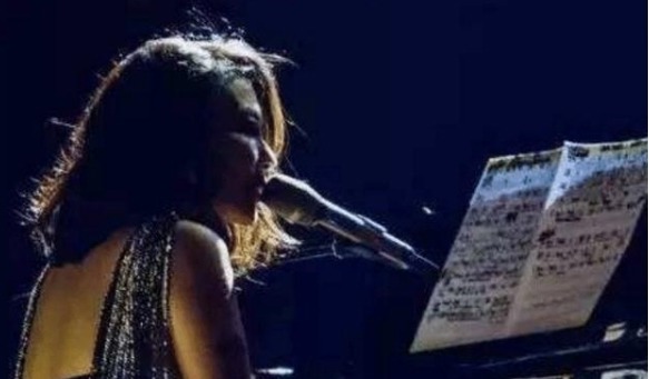 天后被当场教唱歌，场面尬到无法形容，原来当年张学友说的真没错