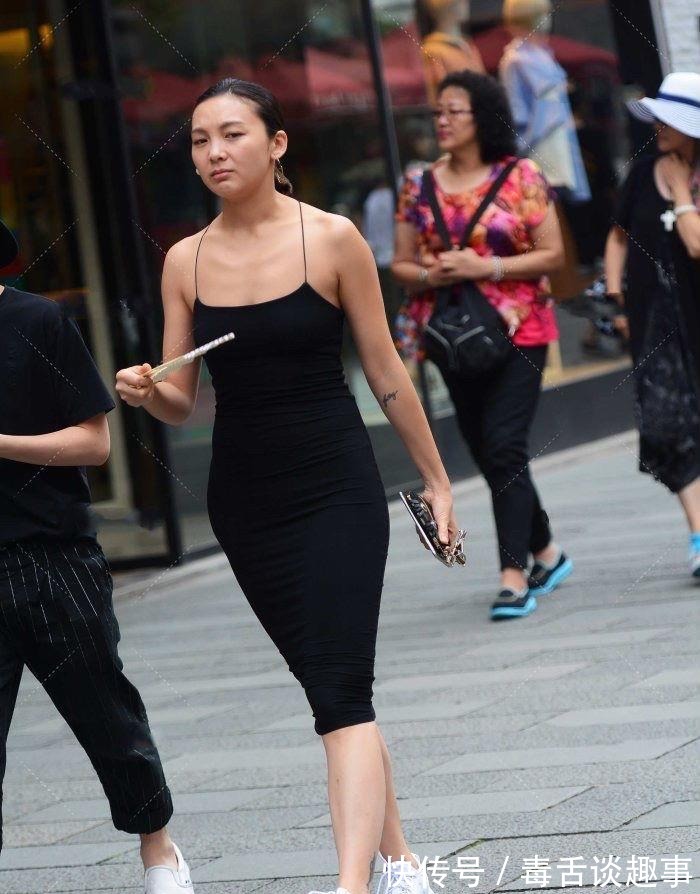 小姐姐|美女搭配灰色露肩连衣裙,美得令人惊艳,帅气时髦