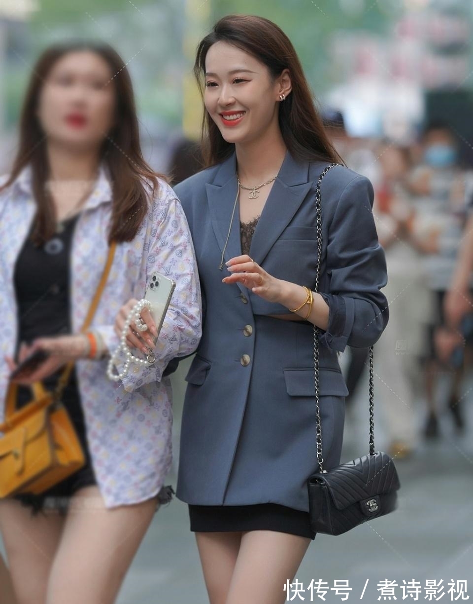 小西装 夏季穿小西装又飒又帅,内搭黑色短裙,清凉时尚又优雅有风度