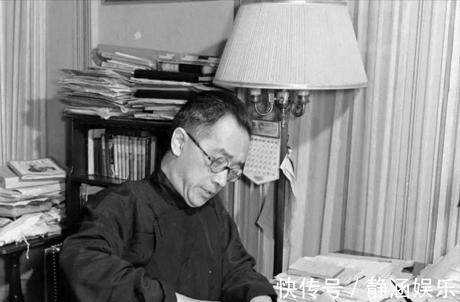 美国$1955年,35岁的张爱玲在美国遇到落魄的胡适,看到了自己后半生