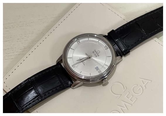 档次|同档次正装表怎么选？万国VS欧米茄，谁更适合工薪层男士佩戴