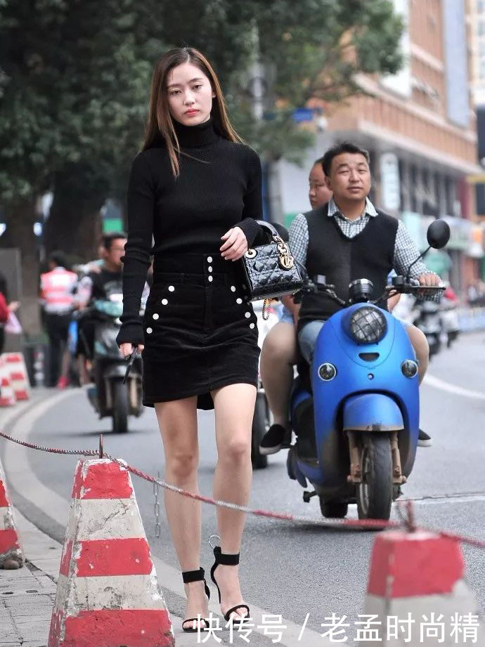 街拍:神秘黑色针织衫配显瘦半身裙,成熟大方的穿搭方式,尽显曼妙身姿