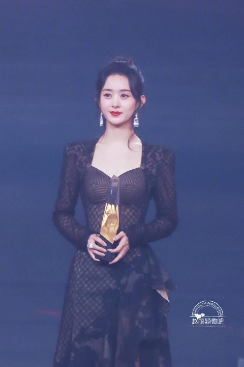 赵丽颖《中餐厅》路透，墨绿色波点上衣配A字裙，真的好瘦