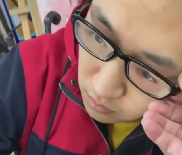 画室$美术生为了偷懒,在脸上画了一副眼镜,老师差点被瞒天过海