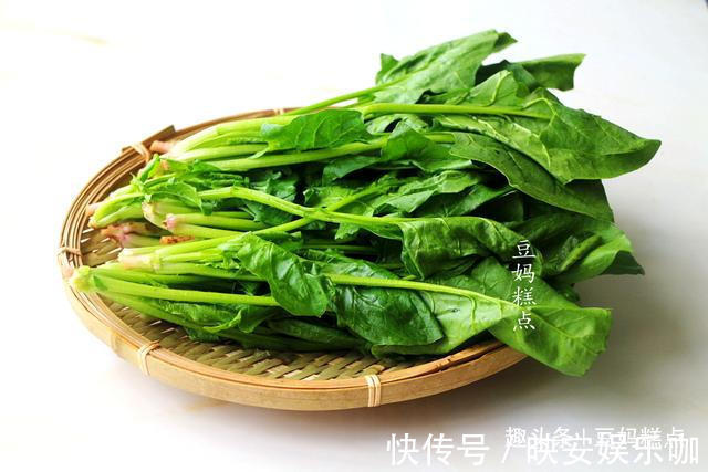 焯水|菠菜焯水有争议，到底要不要焯水？大厨教你正确方法，别再做错了