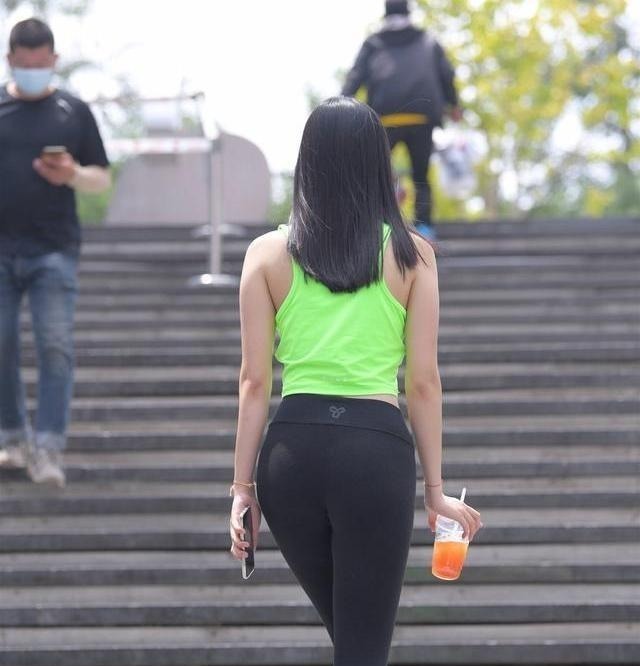 心机 姐姐穿的太“心机”，浅绿色的背心配上黑色的打底裤，显瘦而时尚