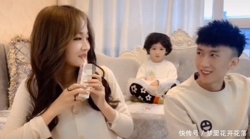 萌娃|“最腻歪夫妇”在娃面前秀恩爱火了,萌娃被气得频出“金句”