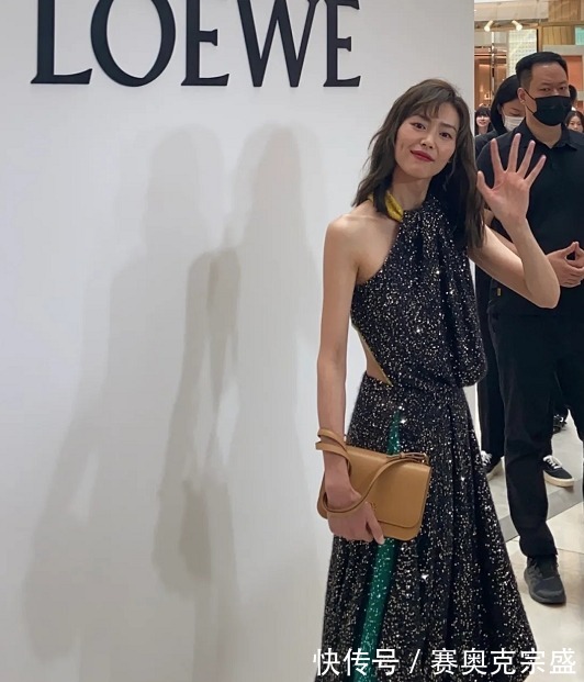 连衣裙|刘雯难得换新发型,配亮片裙不光不掉价,还更显高级,不愧是超模