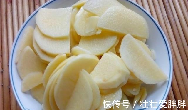 土豆|秋季，土豆别再凉拌了，试试这样炒着吃，荤素搭配，开胃易消化！