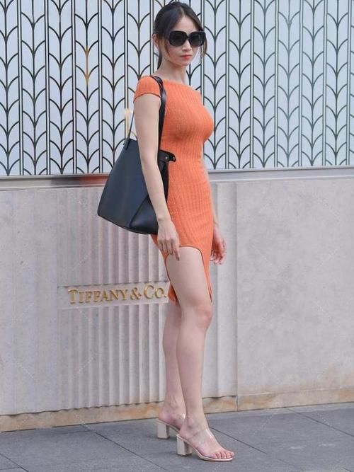 针织连衣裙美女，搭配纯黑色挎包，时尚高级上档次
